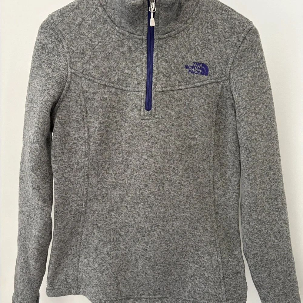 The North Face Grey Heathered 1/4 Zip Fleece Sweater Jacket Small Purple Logo - Picture 2 of 7